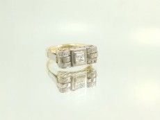 A&A pierścionek z diamentem  o szlifie princessa i brylantami 0,43 kr.